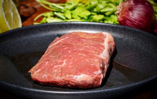 Zutaten für Roastbeef-Steak auf dem Tisch