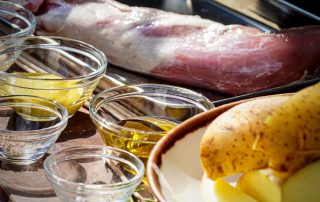 Zutaten für Schweinefilet-Spieße auf dem Tisch