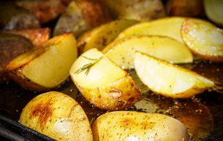 Kartoffeln für Schweinefilet-Spieße auf dem Grill