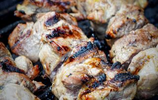 Schweinefilet-Spieße brutzeln auf dem Grill